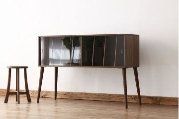 アンティーク家具　アンティーク　古い木の脚付きキャビネット?(収納棚・レコードケース)