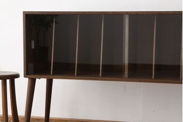アンティーク家具　アンティーク　古い木の脚付きキャビネット?(収納棚・レコードケース)
