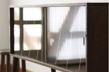 アンティーク家具　アンティーク　古い木の脚付きキャビネット?(収納棚・レコードケース)