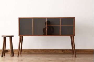 アンティーク家具　アンティーク　古い木の脚付きキャビネット(収納棚・レコードケース)