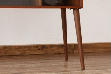アンティーク家具　アンティーク　古い木の脚付きキャビネット(収納棚・レコードケース)