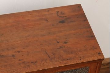アンティーク家具　アンティーク　古い木のシンプルな脚付き下駄箱(収納棚)
