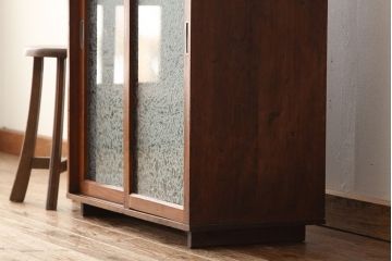 アンティーク家具　アンティーク　古い木のシンプルな脚付き下駄箱(収納棚)