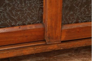 アンティーク家具　アンティーク　古い木のシンプルな脚付き下駄箱(収納棚)