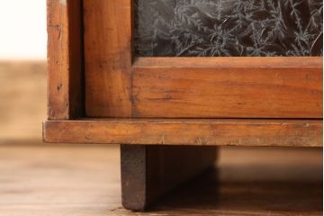 アンティーク家具　アンティーク　古い木のシンプルな脚付き下駄箱(収納棚)