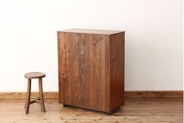アンティーク家具　アンティーク　古い木のシンプルな脚付き下駄箱(収納棚)