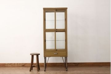 レトロ家具　昭和レトロ　可愛いデザイン!ペンキの剥げた縦型ガラスケース(ショーケース)