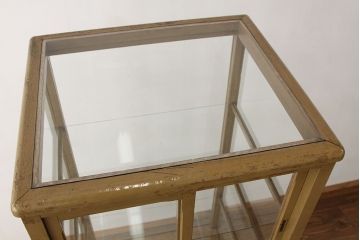 レトロ家具　昭和レトロ　可愛いデザイン!ペンキの剥げた縦型ガラスケース(ショーケース)