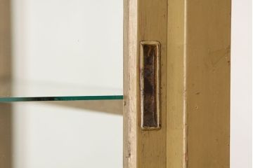 レトロ家具　昭和レトロ　可愛いデザイン!ペンキの剥げた縦型ガラスケース(ショーケース)