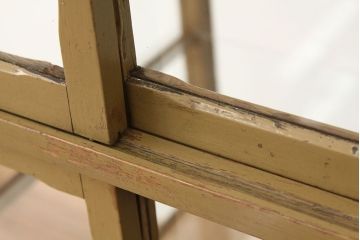 レトロ家具　昭和レトロ　可愛いデザイン!ペンキの剥げた縦型ガラスケース(ショーケース)