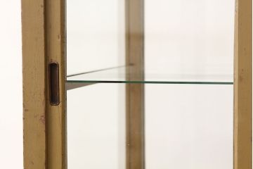 レトロ家具　昭和レトロ　可愛いデザイン!ペンキの剥げた縦型ガラスケース(ショーケース)