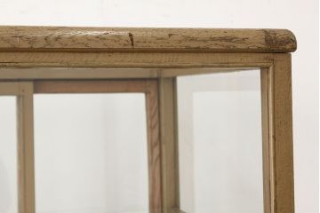 レトロ家具　昭和レトロ　可愛いデザイン!ペンキの剥げた縦型ガラスケース(ショーケース)