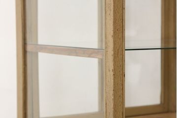 レトロ家具　昭和レトロ　可愛いデザイン!ペンキの剥げた縦型ガラスケース(ショーケース)