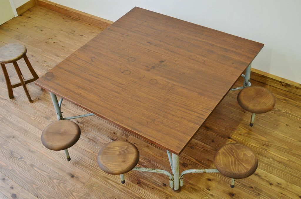レトロ家具　昭和レトロ 子供用8脚格納スツール付き鉄脚テーブル作業台