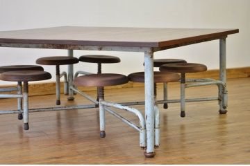 レトロ家具　昭和レトロ 子供用8脚格納スツール付き鉄脚テーブル作業台