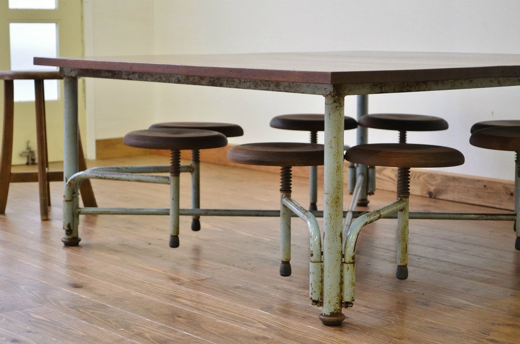 レトロ家具　昭和レトロ 子供用8脚格納スツール付き鉄脚テーブル作業台