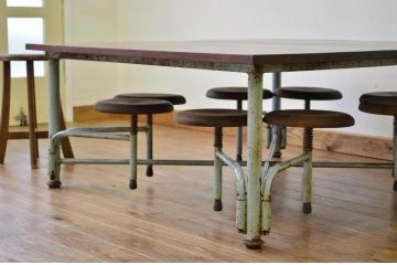 レトロ家具　昭和レトロ 子供用8脚格納スツール付き鉄脚テーブル作業台