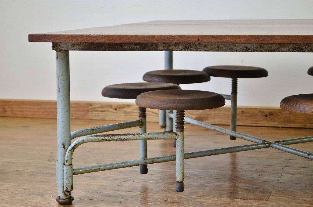 レトロ家具　昭和レトロ 子供用8脚格納スツール付き鉄脚テーブル作業台