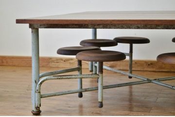 レトロ家具　昭和レトロ 子供用8脚格納スツール付き鉄脚テーブル作業台