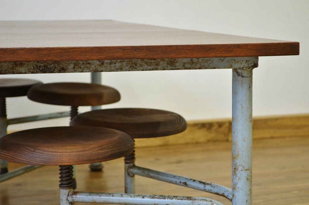 レトロ家具　昭和レトロ 子供用8脚格納スツール付き鉄脚テーブル作業台