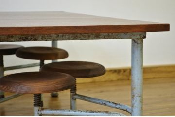 レトロ家具　昭和レトロ 子供用8脚格納スツール付き鉄脚テーブル作業台