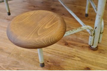 レトロ家具　昭和レトロ 子供用8脚格納スツール付き鉄脚テーブル作業台