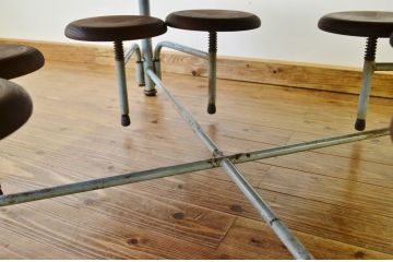 レトロ家具　昭和レトロ 子供用8脚格納スツール付き鉄脚テーブル作業台