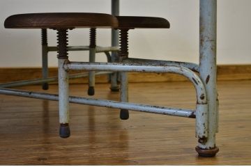 レトロ家具　昭和レトロ 子供用8脚格納スツール付き鉄脚テーブル作業台