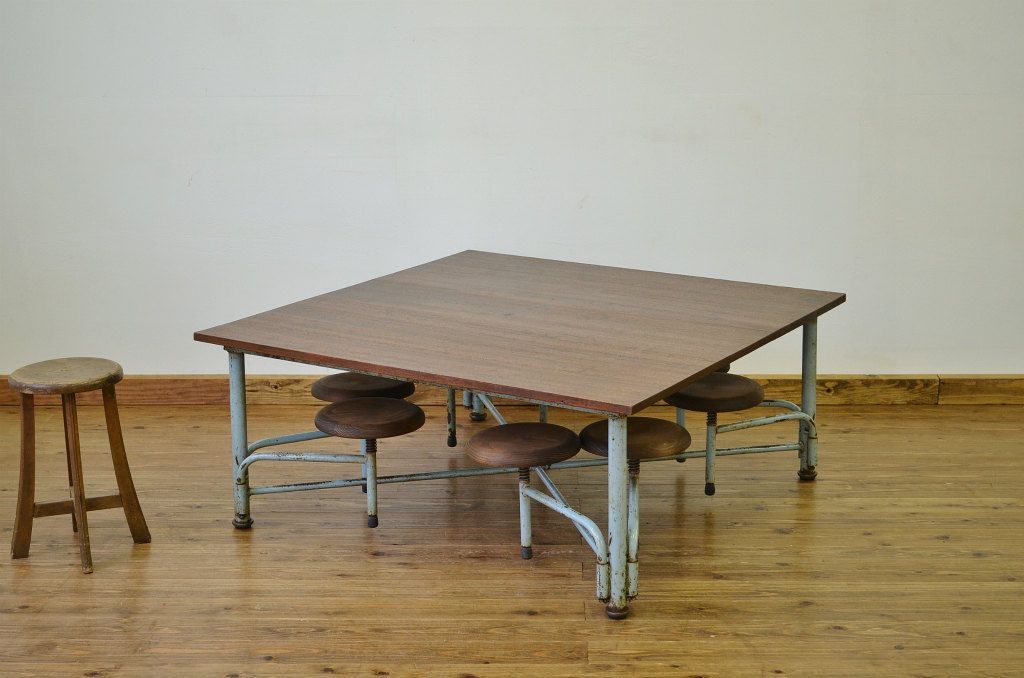 レトロ家具　昭和レトロ 子供用8脚格納スツール付き鉄脚テーブル作業台
