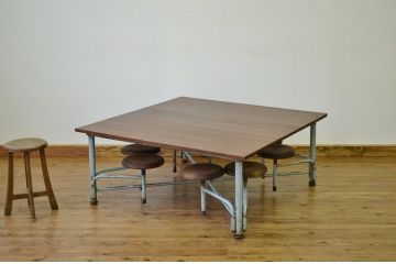 レトロ家具　昭和レトロ 子供用8脚格納スツール付き鉄脚テーブル作業台