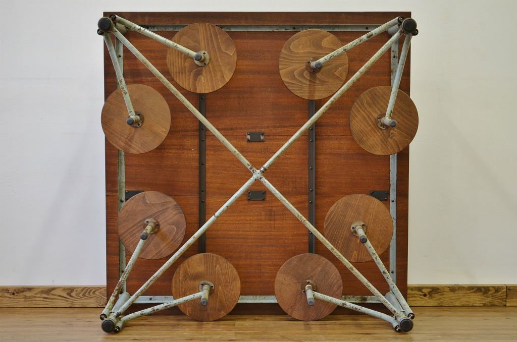 レトロ家具　昭和レトロ 子供用8脚格納スツール付き鉄脚テーブル作業台