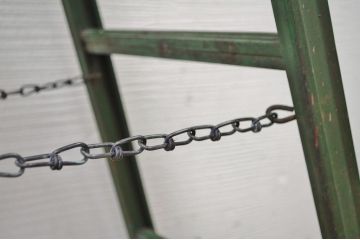 アンティーク雑貨　古いアイアンの小振りな脚立(ステップ)