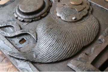 アンティーク雑貨　古い蔵戸の重厚な金具1