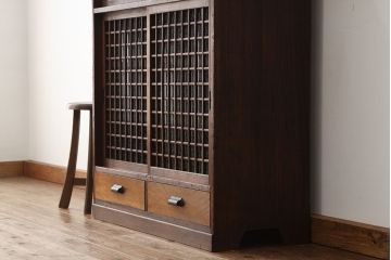アンティーク家具　アンティーク　素敵なデザイン!格子引き戸の結霜ガラス下駄箱(収納棚)