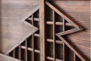 アンティーク家具　アンティーク　素敵なデザイン!格子引き戸の結霜ガラス下駄箱(収納棚)