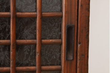 アンティーク家具　アンティーク　素敵なデザイン!格子引き戸の結霜ガラス下駄箱(収納棚)