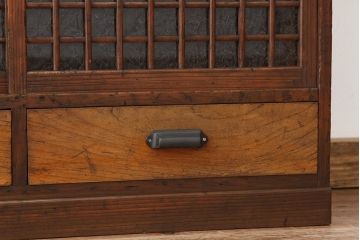 アンティーク家具　アンティーク　素敵なデザイン!格子引き戸の結霜ガラス下駄箱(収納棚)
