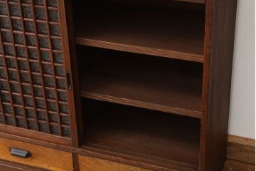 アンティーク家具　アンティーク　素敵なデザイン!格子引き戸の結霜ガラス下駄箱(収納棚)