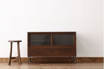 アンティーク家具　アンティーク　古い木のモールガラス鉄脚ローボード(収納棚)