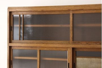 レトロ家具　アンティーク　レトロなデザインの銀モールガラス食器棚(収納棚・水屋タンス)