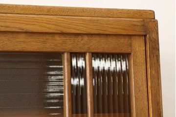 レトロ家具　アンティーク　レトロなデザインの銀モールガラス食器棚(収納棚・水屋タンス)