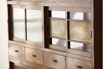 レトロ家具　アンティーク　レトロなデザインの銀モールガラス食器棚(収納棚・水屋タンス)