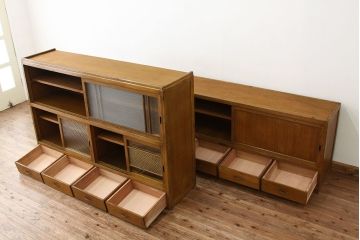 レトロ家具　アンティーク　レトロなデザインの銀モールガラス食器棚(収納棚・水屋タンス)