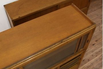レトロ家具　アンティーク　レトロなデザインの銀モールガラス食器棚(収納棚・水屋タンス)