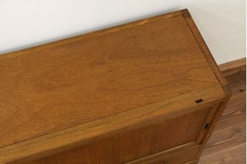レトロ家具　アンティーク　レトロなデザインの銀モールガラス食器棚(収納棚・水屋タンス)