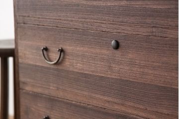 アンティーク家具　アンティーク　古い桐材の鉄脚付きローチェスト?