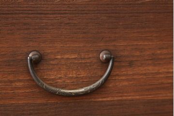 アンティーク家具　アンティーク　古い桐材の鉄脚付きローチェスト?