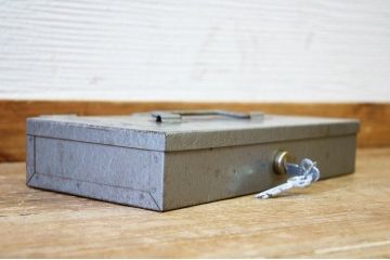 アンティーク雑貨　珍品!古いアイアンの金種分手提げ金庫