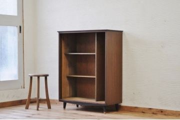 アンティーク家具　古い木の脚付き下駄箱