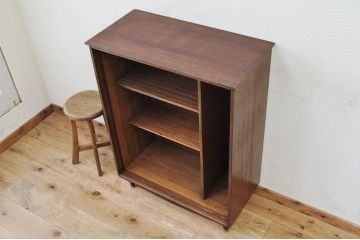 アンティーク家具　古い木の脚付き下駄箱